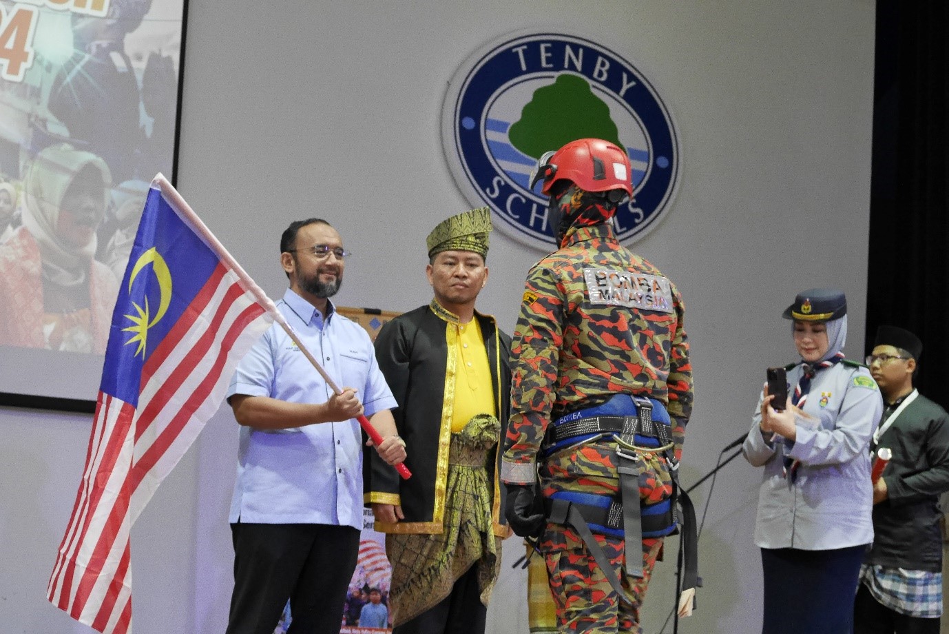 Gimik Perasmian Pembukaan Program