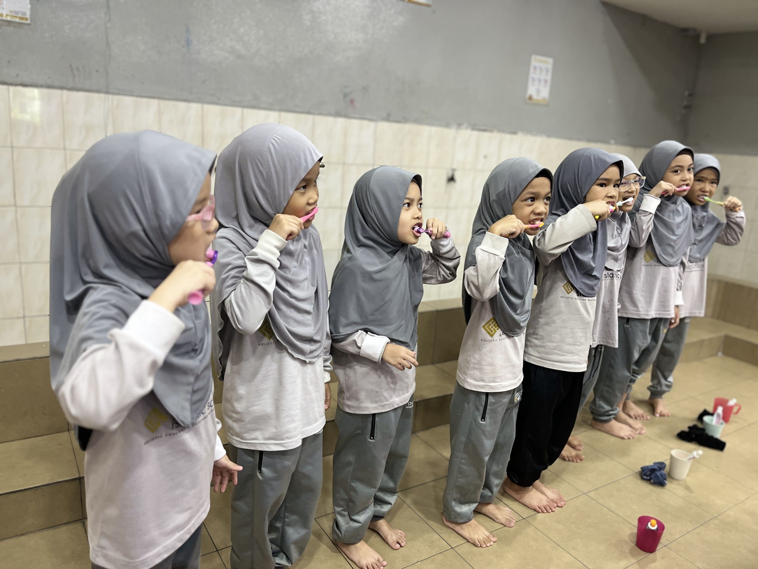 Gambar murid Raudhah Islamic School memberus dengan teknik yang betul.